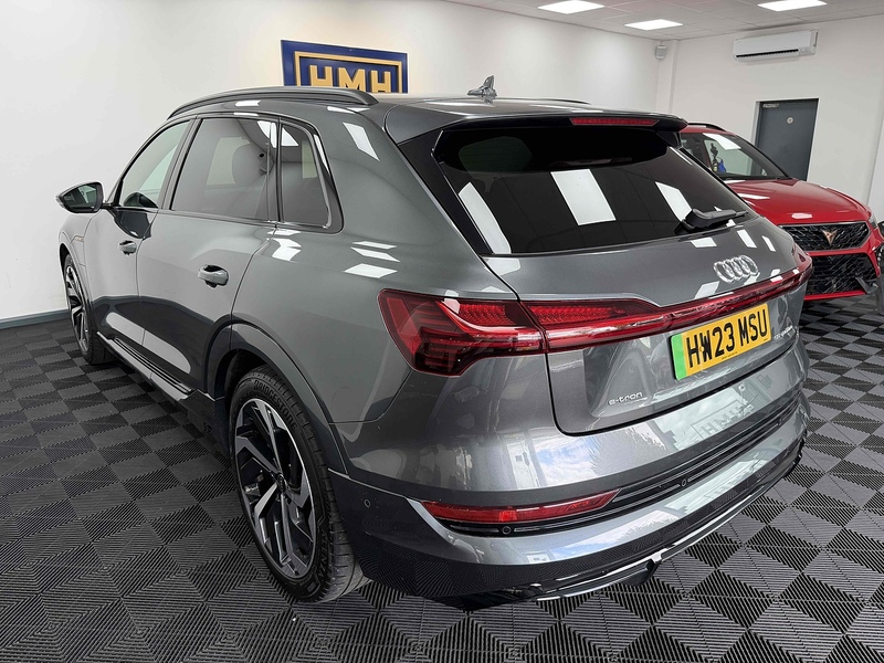 Audi e-tron Black Edition - U2559