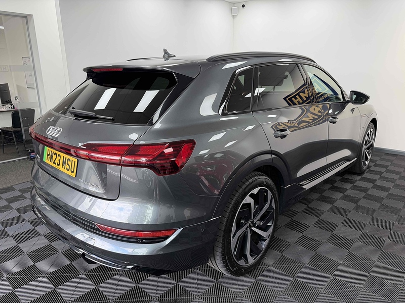 Audi e-tron Black Edition - U2559