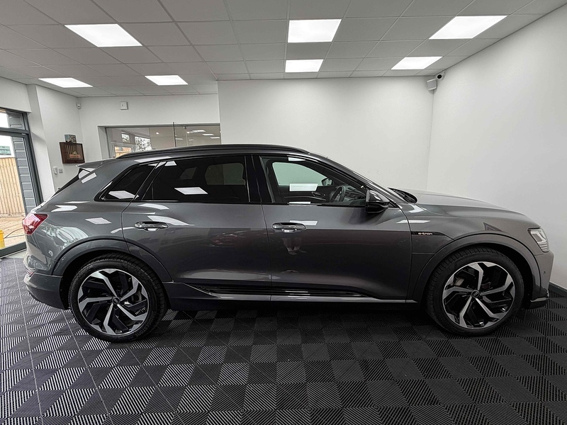 Audi e-tron Black Edition - U2559