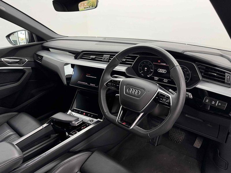 Audi e-tron Black Edition - U2559