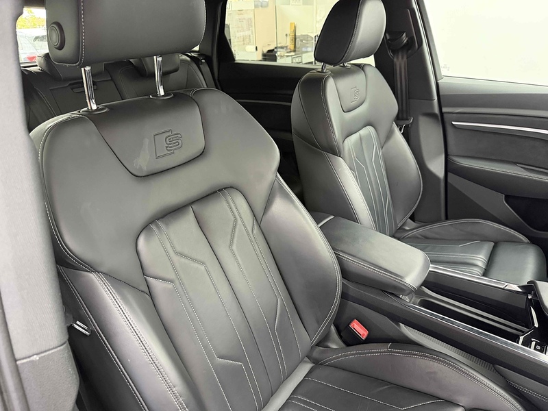 Audi e-tron Black Edition - U2559