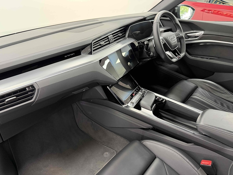 Audi e-tron Black Edition - U2559