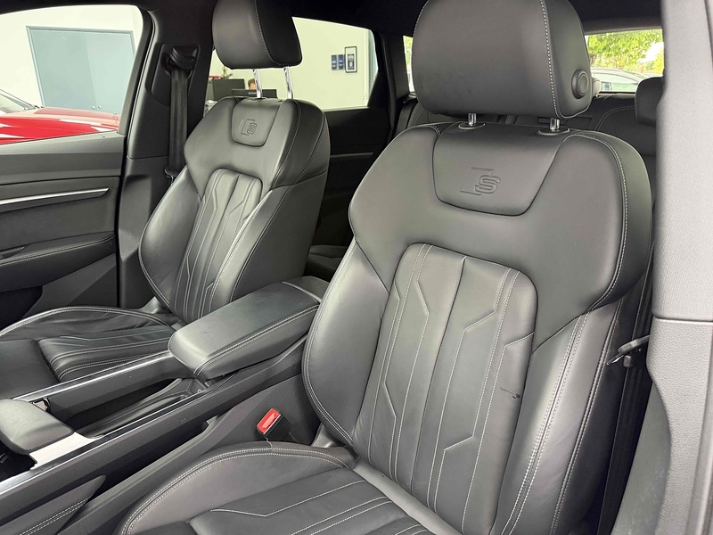 Audi e-tron Black Edition - U2559