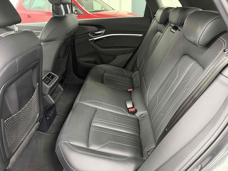 Audi e-tron Black Edition - U2559