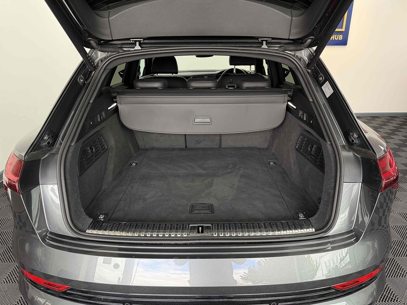 Audi e-tron Black Edition - U2559