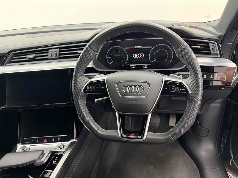 Audi e-tron Black Edition - U2559