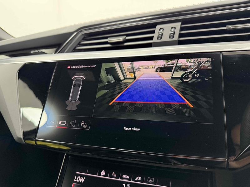 Audi e-tron Black Edition - U2559