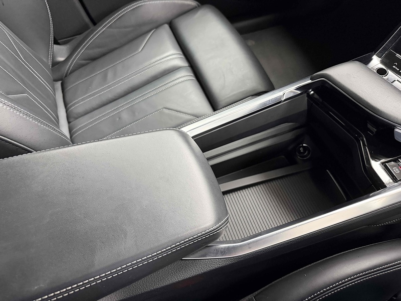 Audi e-tron Black Edition - U2559