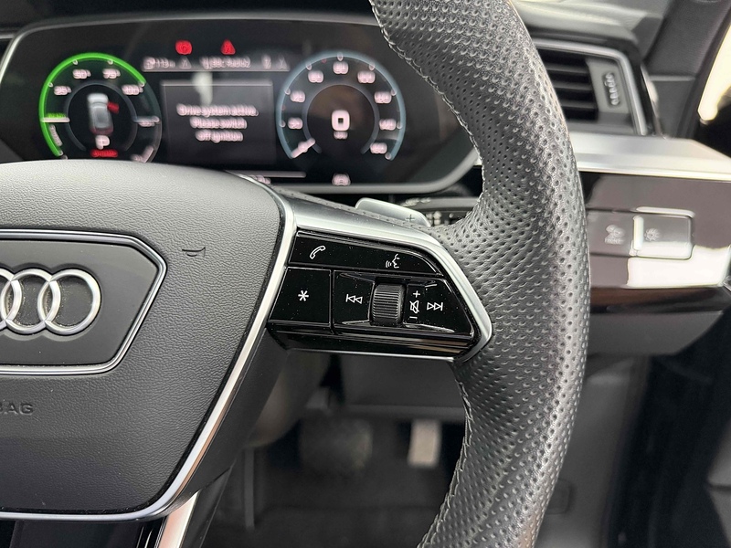 Audi e-tron Black Edition - U2559
