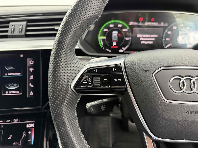 Audi e-tron Black Edition - U2559