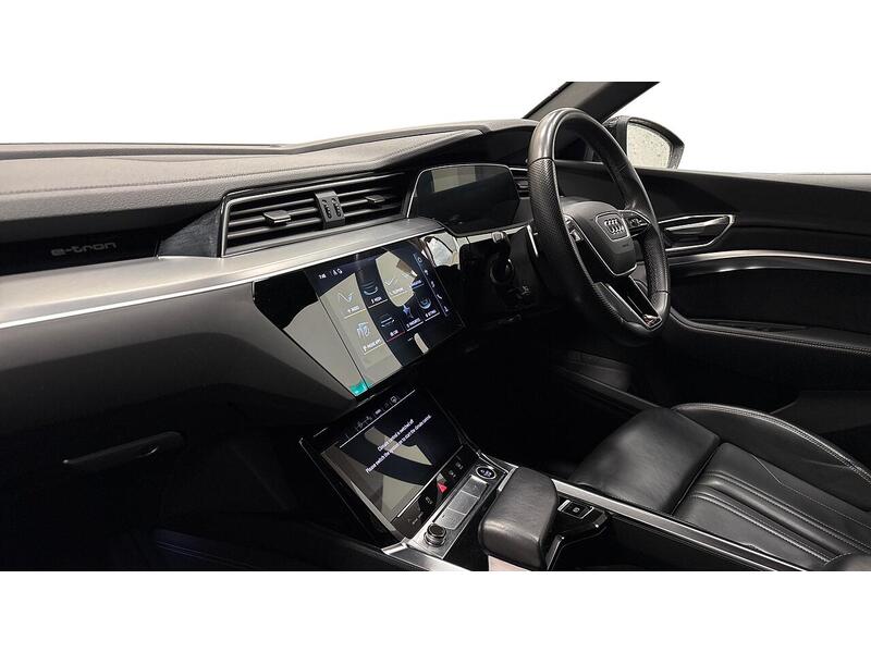 Audi Q8 e-tron S line - U2606