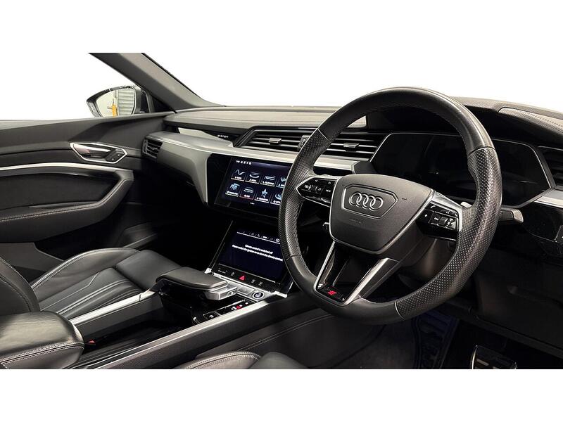 Audi Q8 e-tron S line - U2606