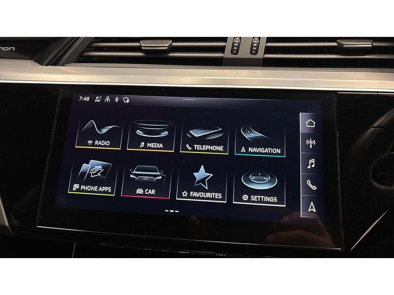 Audi Q8 e-tron S line - U2606