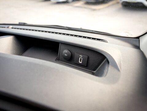 2.0 320 EcoBlue Limited Crew Van 5dr Diesel Manual L2 H1 Euro 6 (6 Seat) (130 ps)