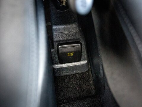 2.0 320 EcoBlue Limited Crew Van 5dr Diesel Manual L2 H1 Euro 6 (6 Seat) (130 ps)