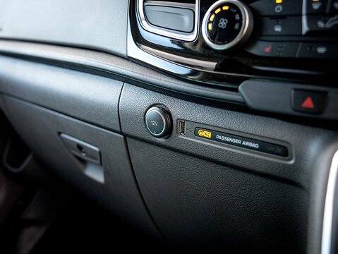 2.0 320 EcoBlue Limited Crew Van 5dr Diesel Manual L2 H1 Euro 6 (6 Seat) (130 ps)