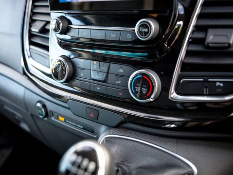 2.0 320 EcoBlue Limited Crew Van 5dr Diesel Manual L2 H1 Euro 6 (6 Seat) (130 ps)