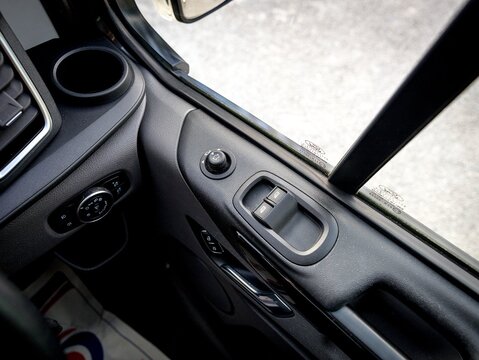 2.0 320 EcoBlue Limited Crew Van 5dr Diesel Manual L2 H1 Euro 6 (6 Seat) (130 ps)