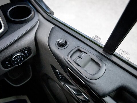 2.0 300 EcoBlue Limited Crew Van Double Cab 5dr Diesel Auto L1 H1 Euro 6 (s/s) (6 Seat) (130 ps)