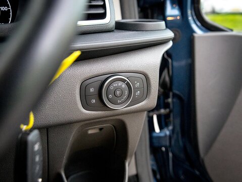 2.0 300 EcoBlue Limited Crew Van Double Cab 5dr Diesel Auto L1 H1 Euro 6 (s/s) (6 Seat) (130 ps)