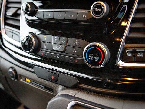 2.0 300 EcoBlue Limited Crew Van Double Cab 5dr Diesel Auto L1 H1 Euro 6 (s/s) (6 Seat) (130 ps)