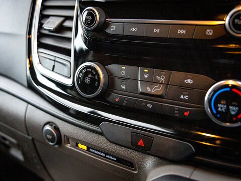 2.0 300 EcoBlue Limited Crew Van Double Cab 5dr Diesel Auto L1 H1 Euro 6 (s/s) (6 Seat) (130 ps)