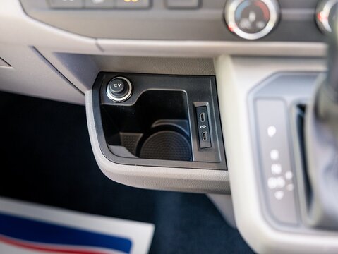 2.0 BiTDI T32 Highline Crew Van 5dr Diesel DSG 4Motion LWB Euro 6 (s/s) (199 ps)