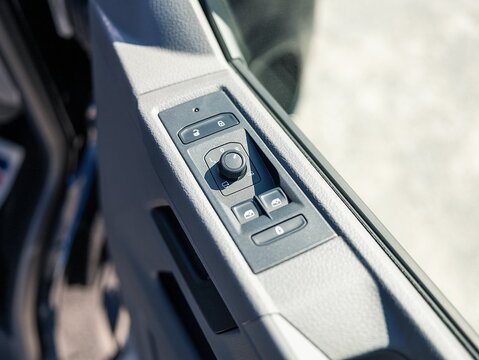 2.0 BiTDI T32 Highline Crew Van 5dr Diesel DSG 4Motion LWB Euro 6 (s/s) (199 ps)