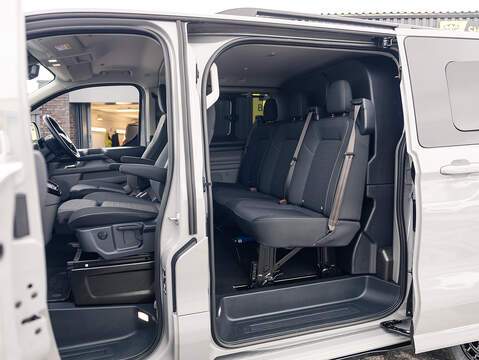 2.5 320 Duratec 11.8kWh Limited Crew Van Double Cab 5dr Petrol Plug-in Hybrid Auto L1 H1 Euro 6 (232 ps)