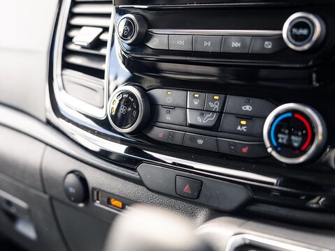 2.0 320 EcoBlue Limited Crew Van Double Cab 5dr Diesel Auto L2 H1 Euro 6 (170 ps)