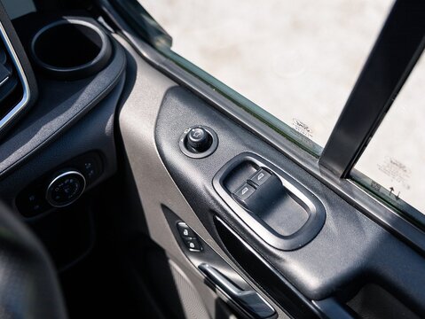 2.0 320 EcoBlue Limited Crew Van Double Cab 5dr Diesel Auto L2 H1 Euro 6 (170 ps)