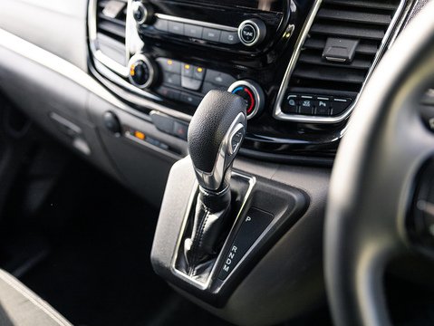 2.0 320 EcoBlue Limited Crew Van Double Cab 5dr Diesel Auto L1 H1 Euro 6 (170 ps)