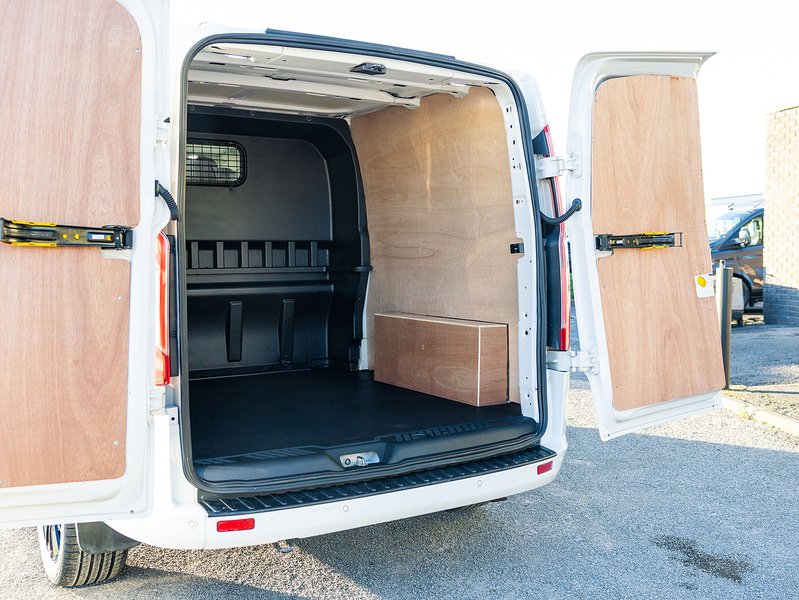 Ford 2.0 320 EcoBlue Limited Crew Van Double Cab 5dr Diesel Auto L2 H1 Euro 6 (s/s) (6 Seat) (170 ps)