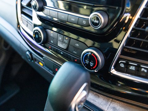 2.0 320 EcoBlue Limited Crew Van Double Cab 5dr Diesel Auto L2 H1 Euro 6 (s/s) (6 Seat) (170 ps)