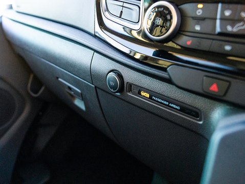 2.0 320 EcoBlue Limited Crew Van Double Cab 5dr Diesel Auto L2 H1 Euro 6 (s/s) (6 Seat) (170 ps)