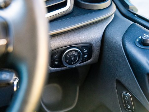 2.0 320 EcoBlue Limited Crew Van Double Cab 5dr Diesel Auto L2 H1 Euro 6 (s/s) (6 Seat) (170 ps)