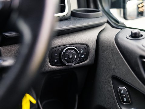 2.0 300 EcoBlue Limited Crew Van Double Cab 5dr Diesel Auto L1 H1 Euro 6 (s/s) (6 Seat) (170 ps)