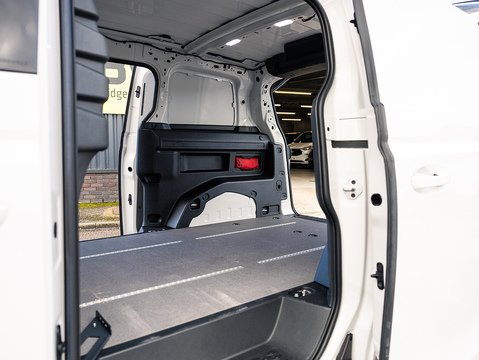 Pro 77kWh Commerce Plus Panel Van 5dr Electric Auto (204 ps)