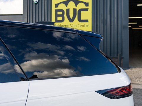 3.0 D300 MHEV Dynamic SE SUV 5dr Diesel Auto 4WD Euro 6 (s/s) (300 ps)