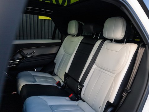 3.0 D300 MHEV Dynamic SE SUV 5dr Diesel Auto 4WD Euro 6 (s/s) (300 ps)