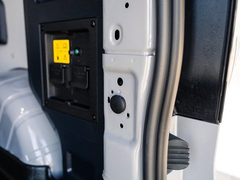 2.5 320 Duratec 11.8kWh Limited Crew Van Double Cab 5dr Petrol Plug-in Hybrid Auto L1 H1 Euro 6 (232 ps)