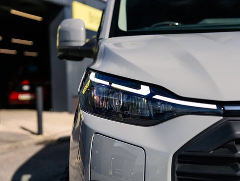 2.5 320 Duratec 11.8kWh Limited Crew Van Double Cab 5dr Petrol Plug-in Hybrid Auto L1 H1 Euro 6 (232 ps)