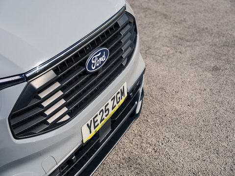 2.5 320 Duratec 11.8kWh Limited Crew Van Double Cab 5dr Petrol Plug-in Hybrid Auto L1 H1 Euro 6 (232 ps)