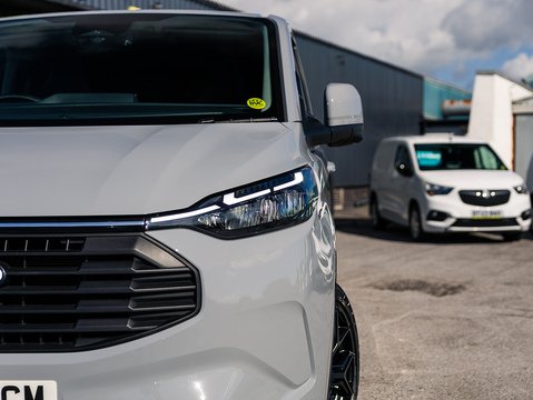 2.5 320 Duratec 11.8kWh Limited Crew Van Double Cab 5dr Petrol Plug-in Hybrid Auto L1 H1 Euro 6 (232 ps)