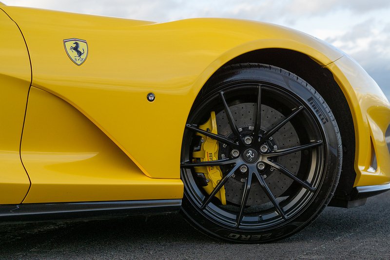 Ferrari 812 Superfast V12 - U1562