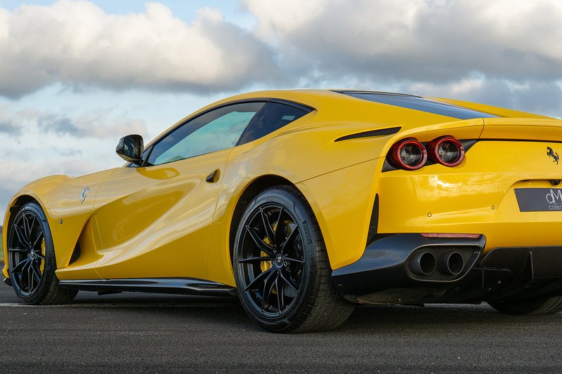 Ferrari 812 Superfast V12 - U1562
