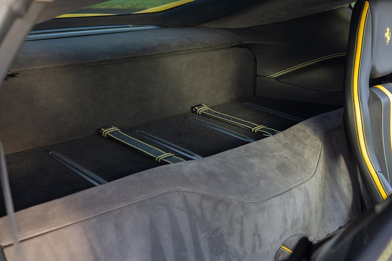 Ferrari 812 Superfast V12 - U1562