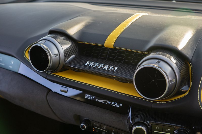 Ferrari 812 Superfast V12 - U1562