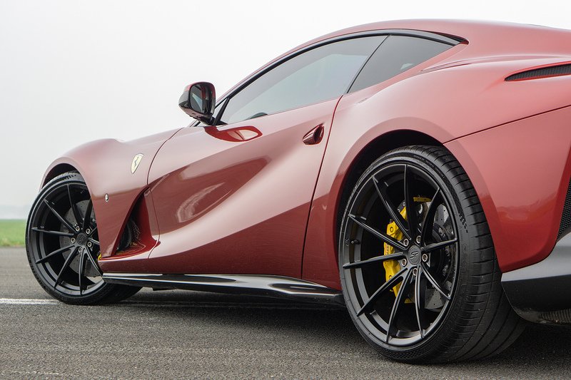 Ferrari 812 Superfast V12 - U1586