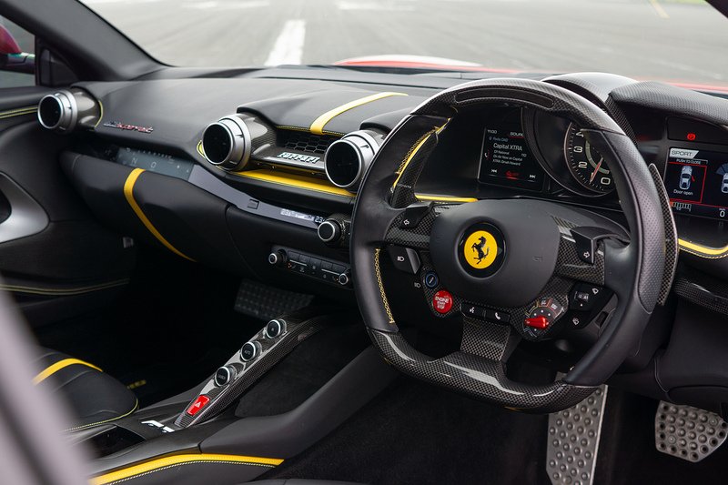 Ferrari 812 Superfast V12 - U1586